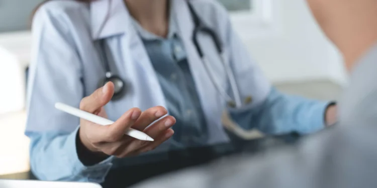 Idosa de 96 anos escreve anúncio em jornal à procura de médico de família