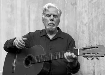 Aos 87 anos, Reginaldo Faria se reinventa com disco de violão: “Terapia”