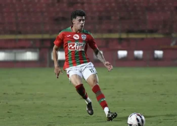 Cauari celebra estreia como titular da Portuguesa