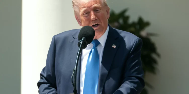 Trump recebeu ex-líder de milícia condenado por assalto ao Capitólio