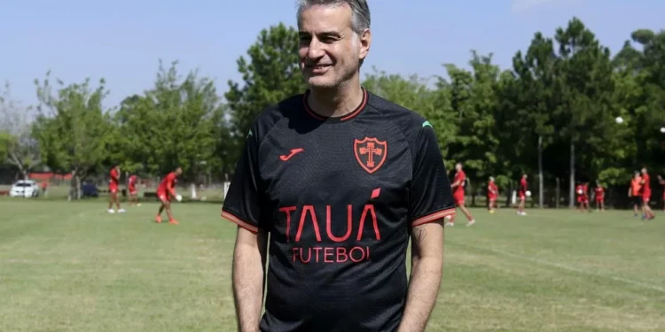 Bourgeois exalta resultado fora de casa e chama torcida ao Canindé