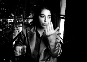 Como primeira paquistanesa a vencer Grammy foi parar no interior da Bahia