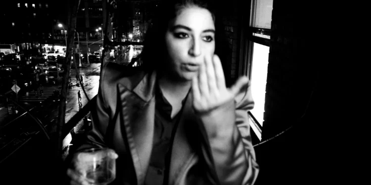 Como primeira paquistanesa a vencer Grammy foi parar no interior da Bahia