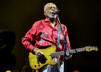 O gesto amoroso de despedida de Gilberto Gil para Nana Caymmi em velório