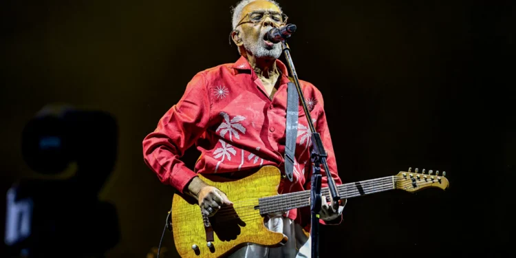 O gesto amoroso de despedida de Gilberto Gil para Nana Caymmi em velório