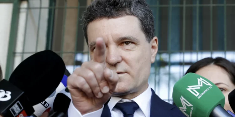 Roménia. Pró-europeu Nicusor Dan passa à 2.ª volta com George Simion