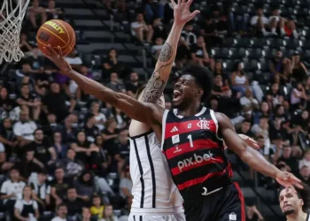 Flamengo ganha nos segundos finais e elimina Corinthians