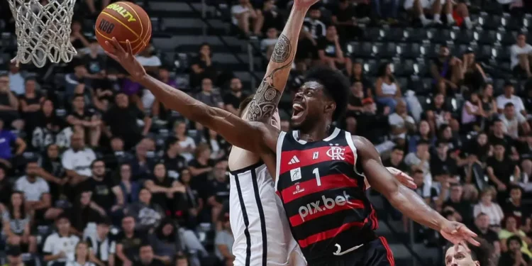 Flamengo ganha nos segundos finais e elimina Corinthians