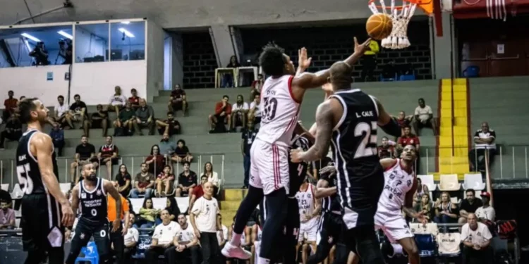 Ruan volta 100% e ajuda Flamengo a vencer o Corinthians