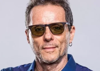 Tony Bellotto, dos Titãs, recebe alta do hospital após cirurgia