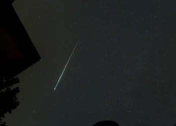 Skylab brasileiro: fragmento de foguete da SpaceX deixa rastro de fogo ao cruzar o céu