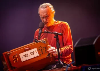 “Rockstar da Ioga” que tocou em festa de Anitta fará turnê pelo Brasil