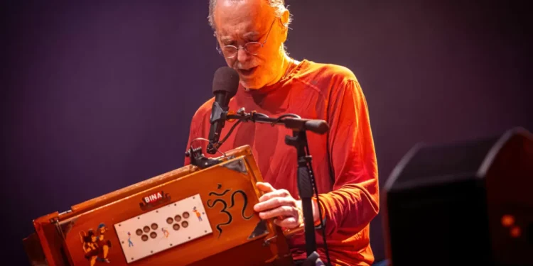 “Rockstar da Ioga” que tocou em festa de Anitta fará turnê pelo Brasil