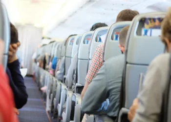 EUA. Finge ser comissário de bordo e consegue mais de 120 voos gratuitos