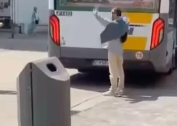 Vídeo mostra detenção de homem que matou idoso em autocarro na Bélgica