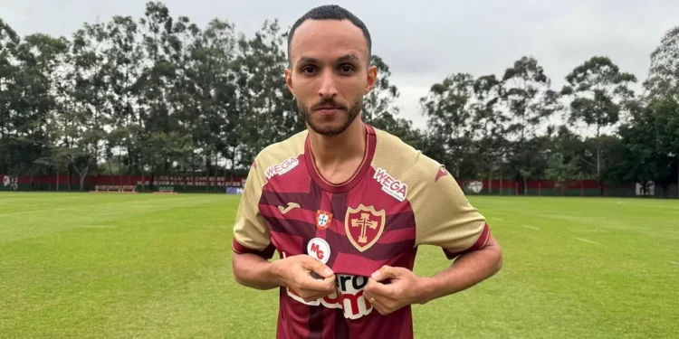 Portuguesa anuncia a contratação de meia que estava no exterior