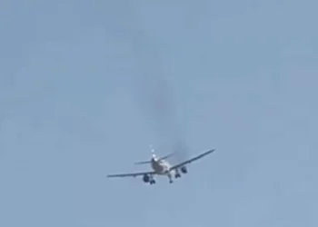 Avião deita fumo do motor após a descolagem em Las Vegas