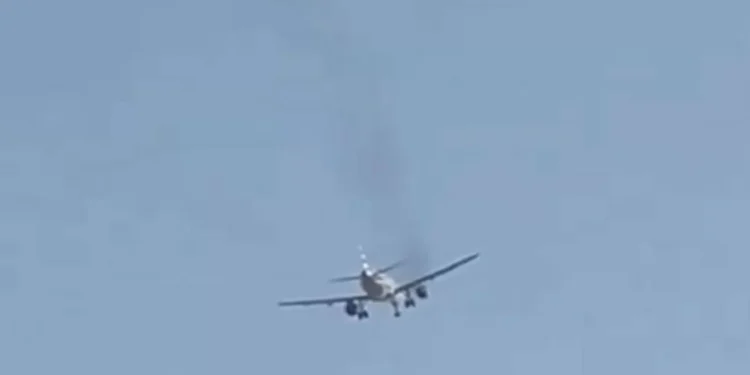 Avião deita fumo do motor após a descolagem em Las Vegas