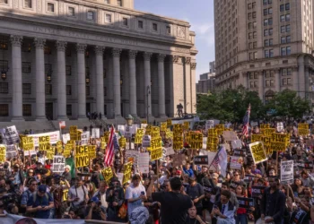 Milhares protestam em Nova Iorque contra política anti-imigração de Trump