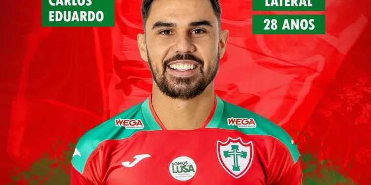 Portuguesa anuncia lateral direito Carlos Eduardo como novo reforço