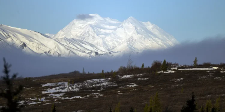 Alpinista encontrado morto dois dias após queda de 900m no Monte McKinley