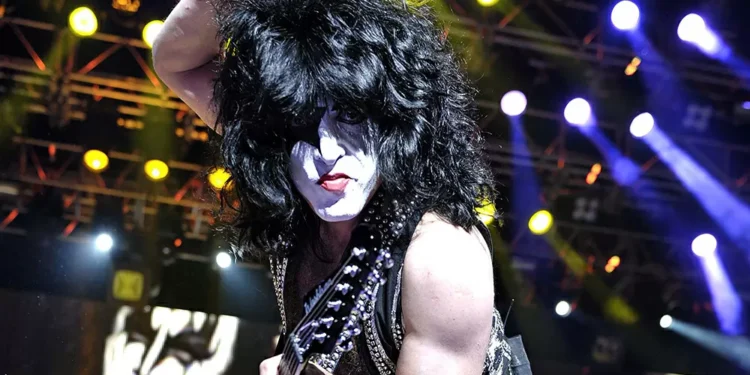 O cantor de boy band que deverá interpretar roqueiro do Kiss no cinema