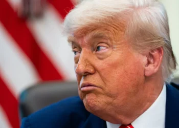 Wall Street fecha em alta a minimizar guerra comercial lançada por Trump