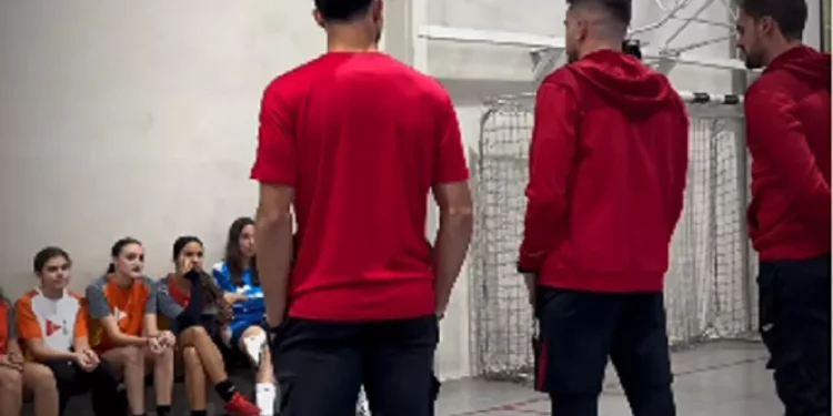 Jogadores da Lusa participam de ação em colégio de SP