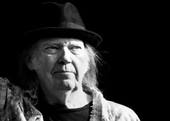 Neil Young equilibra política e vida pessoal em ‘Talkin To The Trees’
