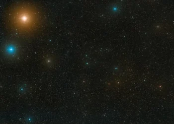 Astrônomos registram raro nascimento de planeta gigante