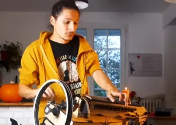 O músico que descobriu uma forma inusitada de tocar instrumento medieval