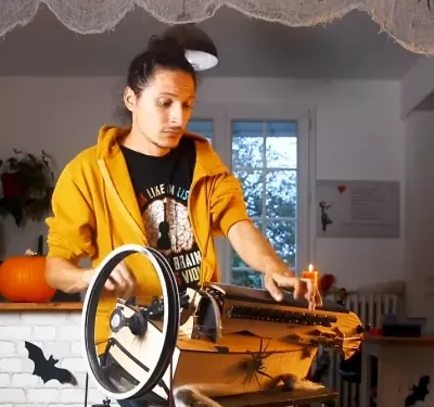 O músico que descobriu uma forma inusitada de tocar instrumento medieval