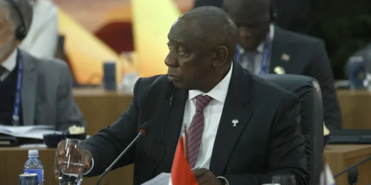 Ramaphosa suspende ministro da Polícia acusado de ligações criminosas