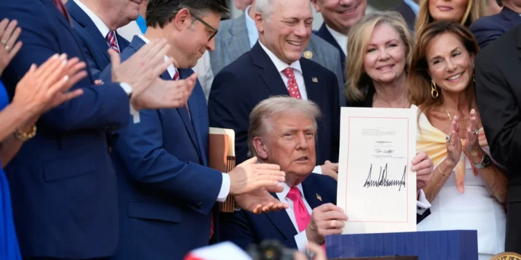 Trump assina “grande e bela lei” orçamental na Casa Branca