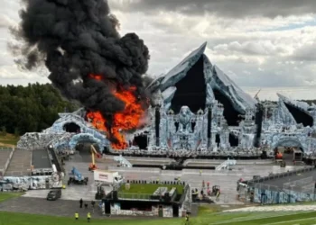 Incêndio destrói palco principal do festival Tomorrowland na Bélgica