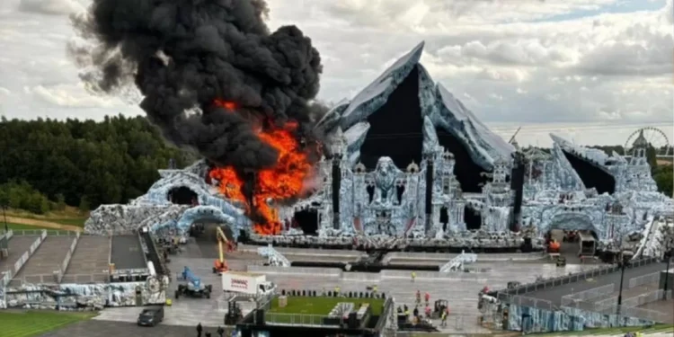 Incêndio destrói palco principal do festival Tomorrowland na Bélgica