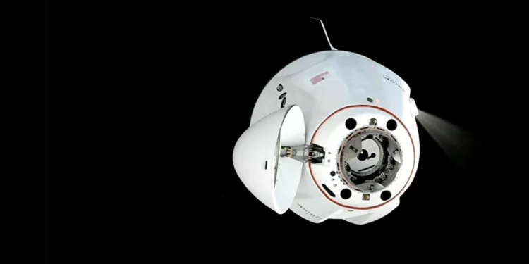 Astronautas da Índia, Polônia e Hungria retornam à Terra após missão privada na ISS