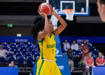 Brasil vence a primeira no basquete feminino e segue na briga pelo nono lugar