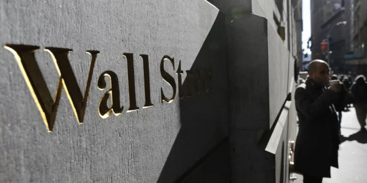 Wall Street fecha sem rumo após aprovação do orçamento de Trump