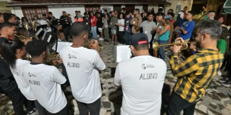 Música para o corpo e a mente: os efeitos terapêuticos da arte em pessoas neurodivergentes