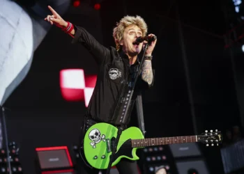 Fã toca Oasis no palco de show do Green Day e é expulso pelo vocalista