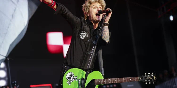 Fã toca Oasis no palco de show do Green Day e é expulso pelo vocalista