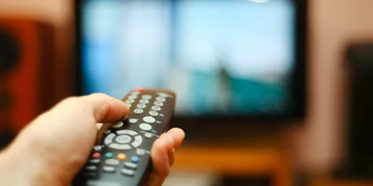 Número de brasileiros com TV por assinatura é o menor desde 2016