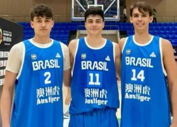 Jovem que debuta no time adulto é cestinha na vitória do Brasil contra Montenegro