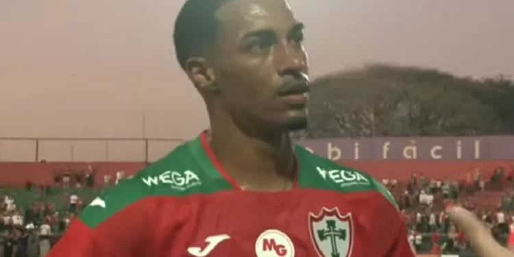 Denis marca primeiro gol como profissional e celebra vitória da Portuguesa