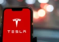 Tesla vai a julgamento por acidente fatal ligado ao Autopilot