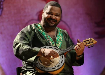 Roupas claras e gurufim: os simbolismos e detalhes do velório de Arlindo Cruz