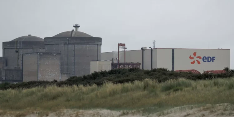 Alforrecas desligam quatro reatores de central nuclear no norte de França