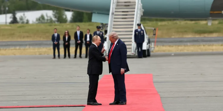 Putin e Trump já estão no Alasca. Encontro começou com aperto de mãos