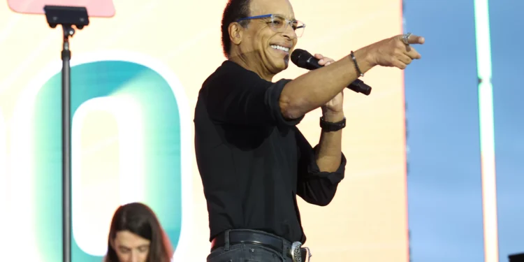 Sucesso dos anos 1990, Jon Secada agradece carinho do Brasil: ‘Uma benção’